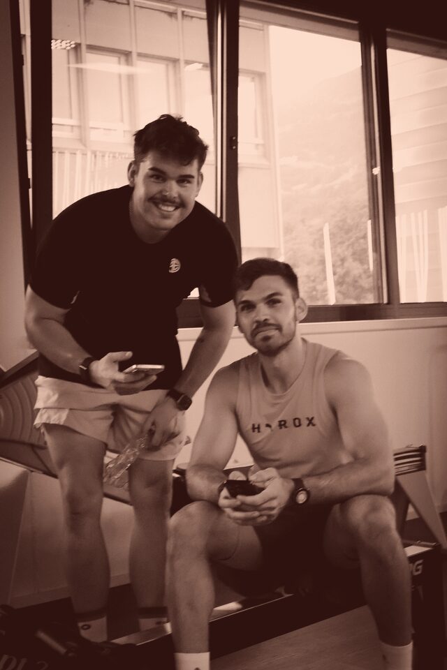 Zwei Mitglieder sitzen nach dem Training beisammen