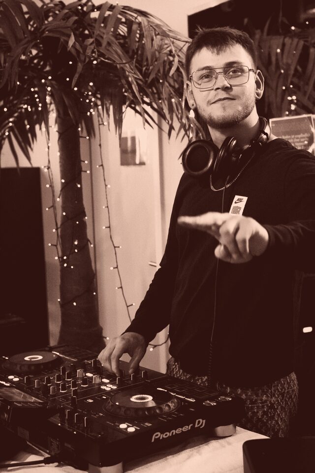 DJ am Pult bei einem Event im FORCE