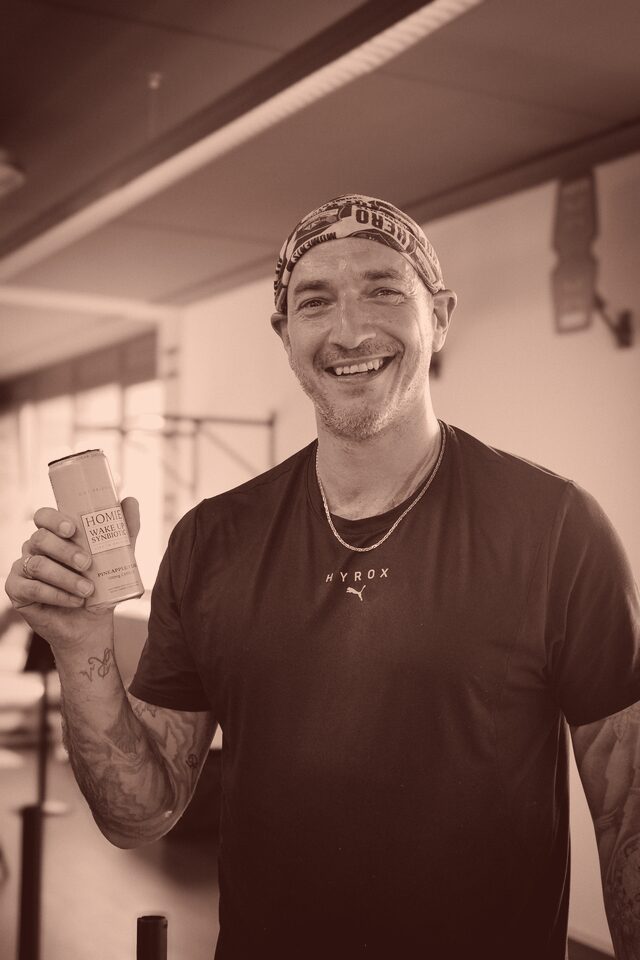 Mitglied im HYROX-Shirt nach dem Training