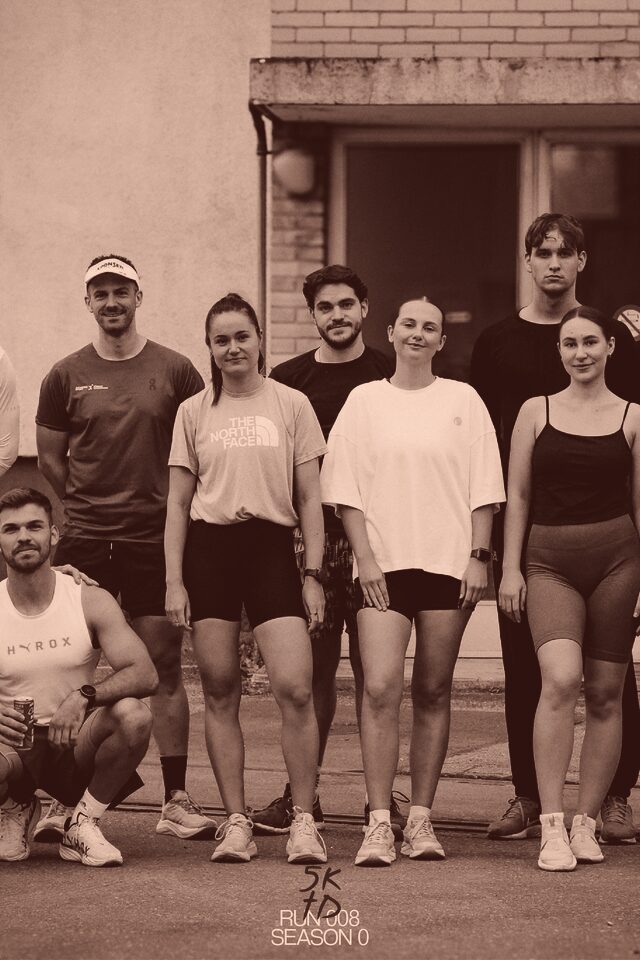 Gruppenbild des FORCE Run Club vor dem Studio